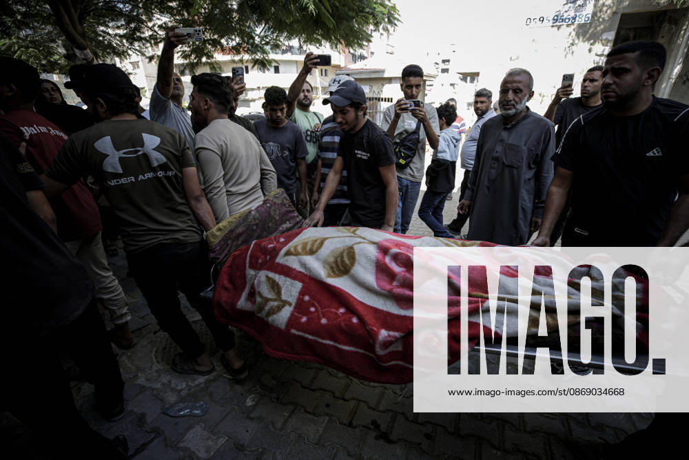 Israeli army continues its attacks on Gaza despite the ceasefire GAZA CITY, GAZA, PALESTINE - OCTOBER 9: The bodies of those killed in an Israeli airstrike targeting the Es-Sabra neighborhood in southern Gaza City are brought to Al-Shifa Hospital in Gaza City, Gaza Palestine on October 9, 2026. Multiple dead and wounded, including women and children, were reported. Saeed M. M. T. Jaras Anadolu Gaza City Gaza. Editorial use only. Please get in touch for any other usage.