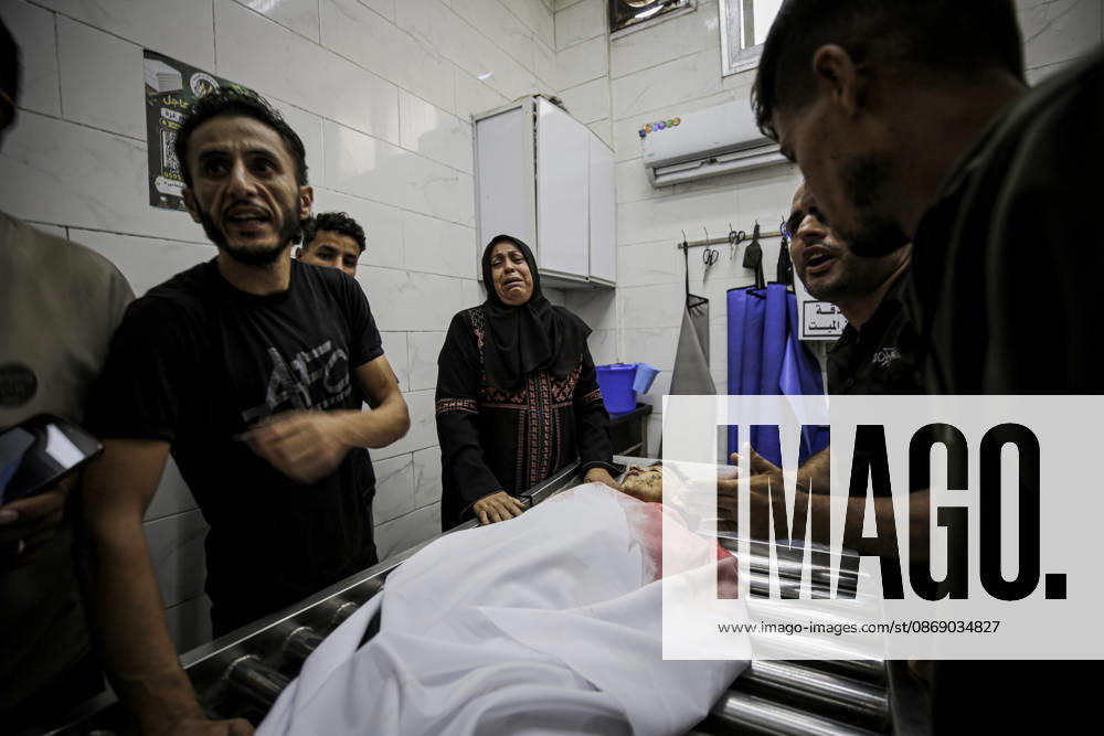 Israeli army continues its attacks on Gaza despite the ceasefire GAZA CITY, GAZA, PALESTINE - OCTOBER 9: (EDITORS NOTE: Image depicts death) Relatives mourn as the bodies of those killed in an Israeli airstrike targeting the Es-Sabra neighborhood in southern Gaza City are brought to Al-Shifa Hospital in Gaza City, Gaza Palestine on October 9, 2026. Multiple dead and wounded, including women and children, were reported. Saeed M. M. T. Jaras Anadolu Gaza City Gaza. Editorial use only. Please get in touch for any other usage.