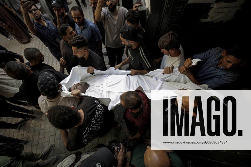 Israeli army continues its attacks on Gaza despite the ceasefire GAZA CITY, GAZA, PALESTINE - OCTOBER 9: (EDITORS NOTE: Image depicts death) The bodies of those killed in an Israeli airstrike targeting the Es-Sabra neighborhood in southern Gaza City are brought to Al-Shifa Hospital in Gaza City, Gaza Palestine on October 9, 2026. Multiple dead and wounded, including women and children, were reported. Saeed M. M. T. Jaras Anadolu Gaza City Gaza. Editorial use only. Please get in touch for any other usage.