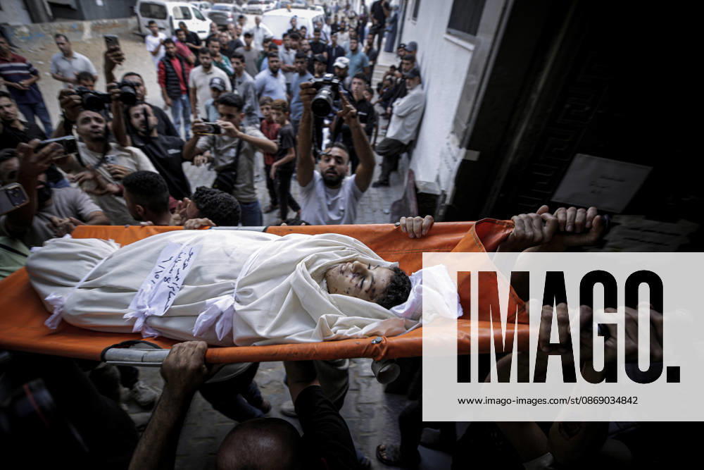 Israeli army continues its attacks on Gaza despite the ceasefire GAZA CITY, GAZA, PALESTINE - OCTOBER 9: (EDITORS NOTE: Image depicts death) The bodies of those killed in an Israeli airstrike targeting the Es-Sabra neighborhood in southern Gaza City are brought to Al-Shifa Hospital in Gaza City, Gaza Palestine on October 9, 2026. Multiple dead and wounded, including women and children, were reported. Saeed M. M. T. Jaras Anadolu Gaza City Gaza. Editorial use only. Please get in touch for any other usage.