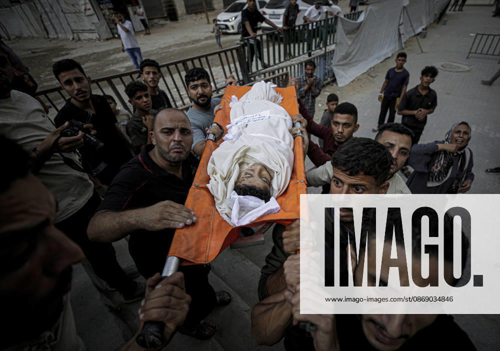 Israeli army continues its attacks on Gaza despite the ceasefire GAZA CITY, GAZA, PALESTINE - OCTOBER 9: (EDITORS NOTE: Image depicts death) The bodies of those killed in an Israeli airstrike targeting the Es-Sabra neighborhood in southern Gaza City are brought to Al-Shifa Hospital in Gaza City, Gaza Palestine on October 9, 2026. Multiple dead and wounded, including women and children, were reported. Saeed M. M. T. Jaras Anadolu Gaza City Gaza. Editorial use only. Please get in touch for any other usage.