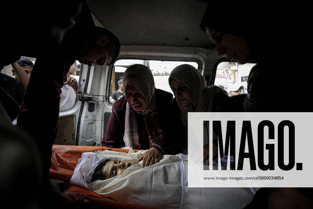 Israeli army continues its attacks on Gaza despite the ceasefire GAZA CITY, GAZA, PALESTINE - OCTOBER 9: (EDITORS NOTE: Image depicts death) Relatives mourn as the bodies of those killed in an Israeli airstrike targeting the Es-Sabra neighborhood in southern Gaza City are brought to Al-Shifa Hospital in Gaza City, Gaza Palestine on October 9, 2026. Multiple dead and wounded, including women and children, were reported. Saeed M. M. T. Jaras Anadolu Gaza City Gaza. Editorial use only. Please get in touch for any other usage.