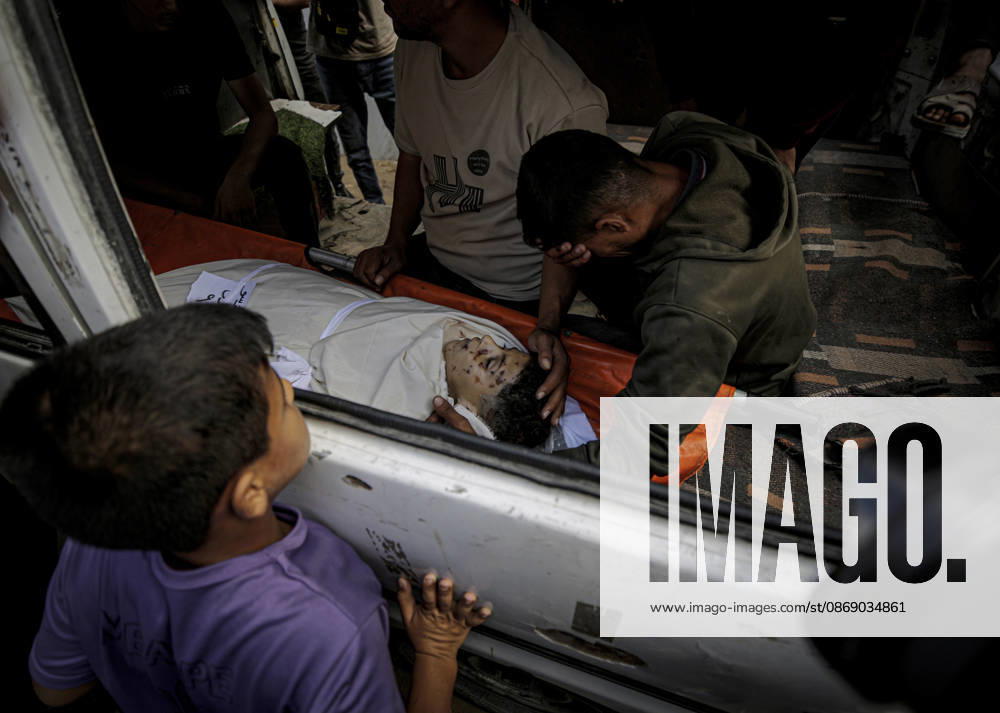 Israeli army continues its attacks on Gaza despite the ceasefire GAZA CITY, GAZA, PALESTINE - OCTOBER 9: (EDITORS NOTE: Image depicts death) Relatives mourn as the bodies of those killed in an Israeli airstrike targeting the Es-Sabra neighborhood in southern Gaza City are brought to Al-Shifa Hospital in Gaza City, Gaza Palestine on October 9, 2026. Multiple dead and wounded, including women and children, were reported. Saeed M. M. T. Jaras Anadolu Gaza City Gaza. Editorial use only. Please get in touch for any other usage.
