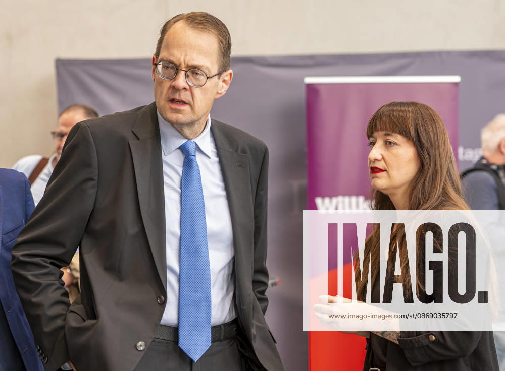 Sören Pellmann + Heidi Reichinnek -Sozialratschlag EUR, Deutschland, Berlin, 09.10.2026: (l-r) Janine Wissler , Sören Pellmann und Heidi Reichinnek im Gespräch.. Auftakt zum Sozialratschlag - Die Fraktion Die Linke im Bundestag veranstaltet eine Konferenz für soziale Sicherheit und gesamtgesellschaftliche Solidarität, mit Teilnehmern als Politik und Gesellschaft.