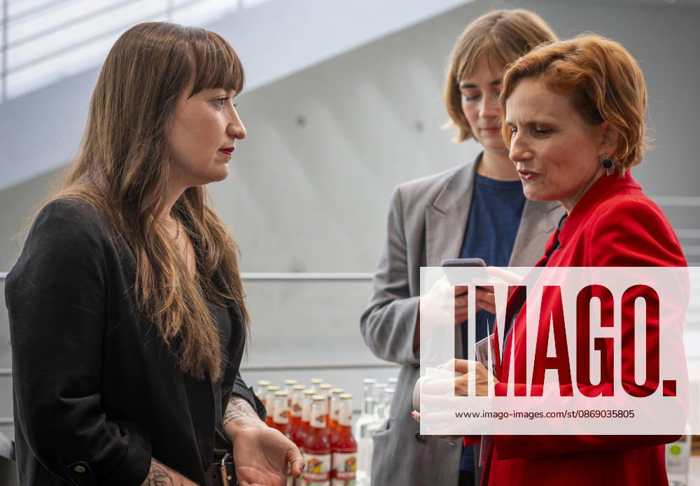 Heidi Reichinnek - Sozialratschlag EUR, Deutschland, Berlin, 09.10.2026: (l-r) Heidi Reichinnek im Gespräch mit Katja Kipping. Sozialratschlag - Die Fraktion Die Linke im Bundestag veranstaltet eine Konferenz für soziale Sicherheit und gesamtgesellschaftliche Solidarität, mit Teilnehmern als Politik und Gesellschaft.