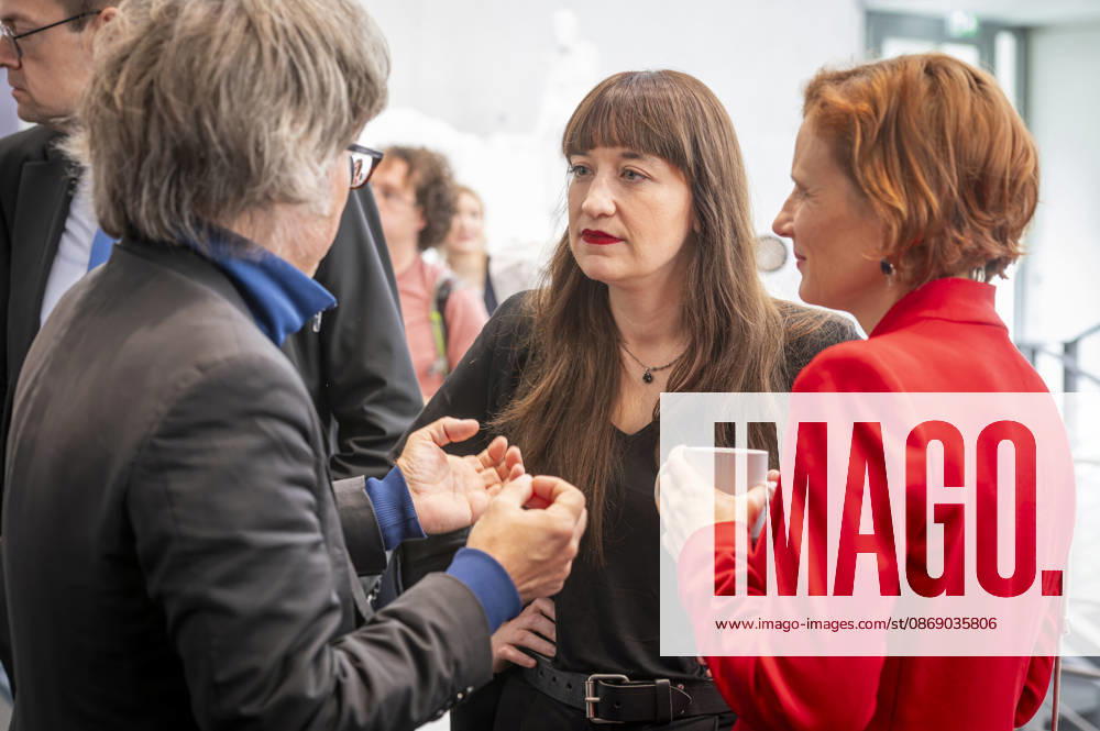 Sozialratschlag EUR, Deutschland, Berlin, 09.10.2026: (m-r) Heidi Reichinnek und Katja Kipping im Gespräch mit einem Teilnehmer der Konferenz. Sozialratschlag - Die Fraktion Die Linke im Bundestag veranstaltet eine Konferenz für soziale Sicherheit und gesamtgesellschaftliche Solidarität, mit Teilnehmern als Politik und Gesellschaft.