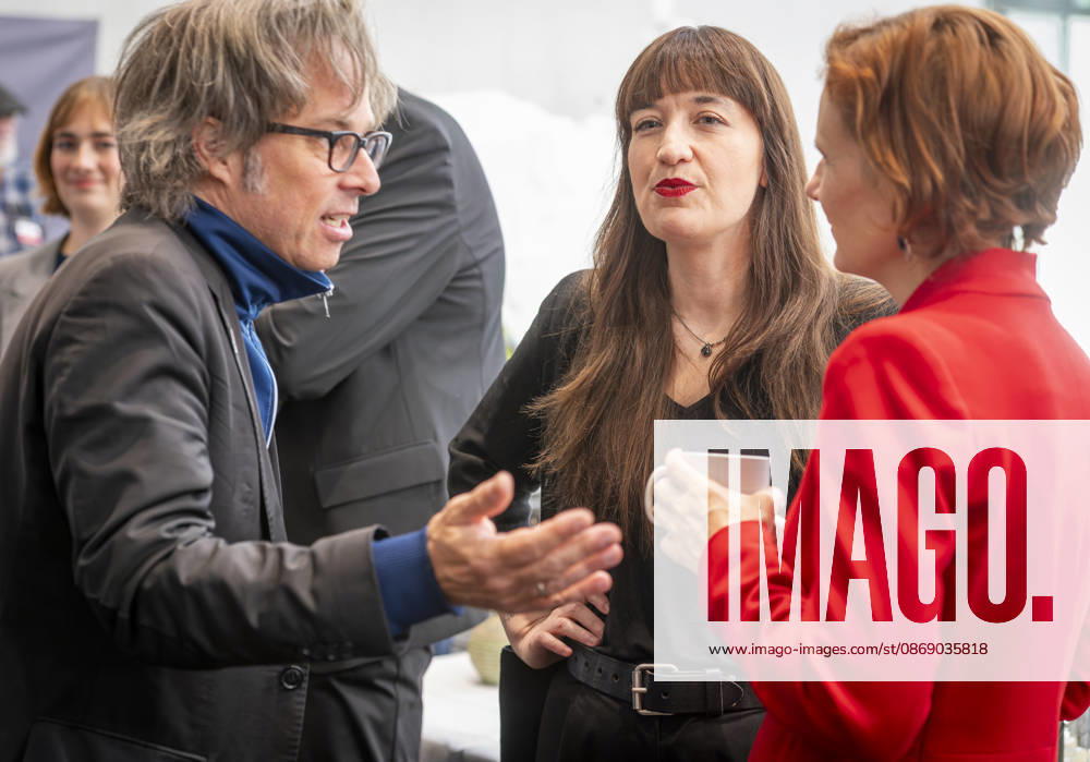 Sozialratschlag EUR, Deutschland, Berlin, 09.10.2026: (m-r) Heidi Reichinnek und Katja Kipping im Gespräch mit einem Teilnehmer der Konferenz. Sozialratschlag - Die Fraktion Die Linke im Bundestag veranstaltet eine Konferenz für soziale Sicherheit und gesamtgesellschaftliche Solidarität, mit Teilnehmern als Politik und Gesellschaft.