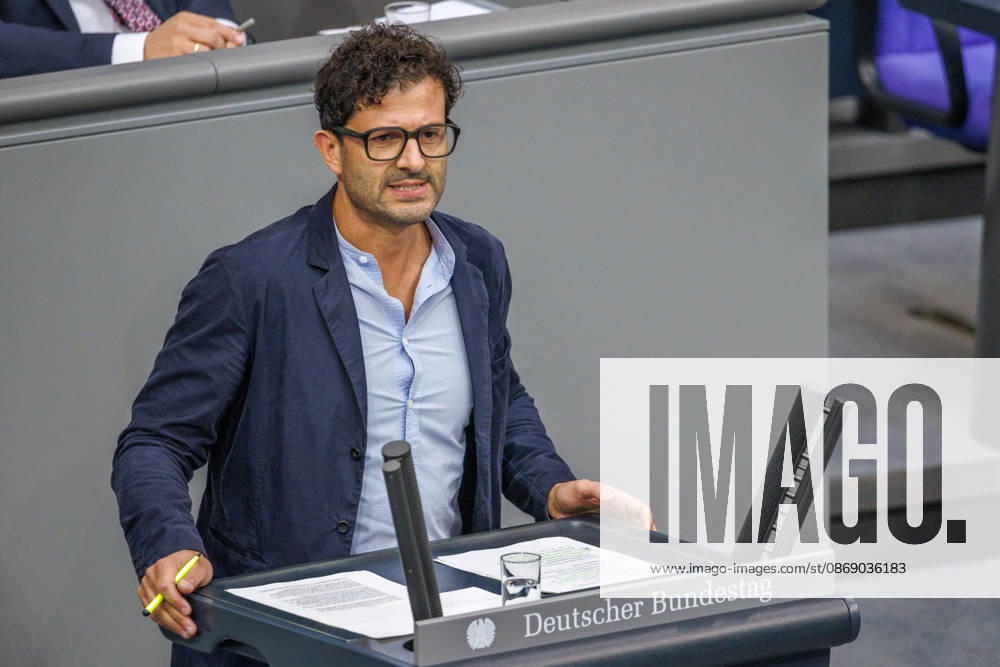 Bundestag Luigi Pantisano (Die Linke) im Deutschen Bundestag am 09.10.26 in Berlin. Berlin Berlin Deutschland Bundestag