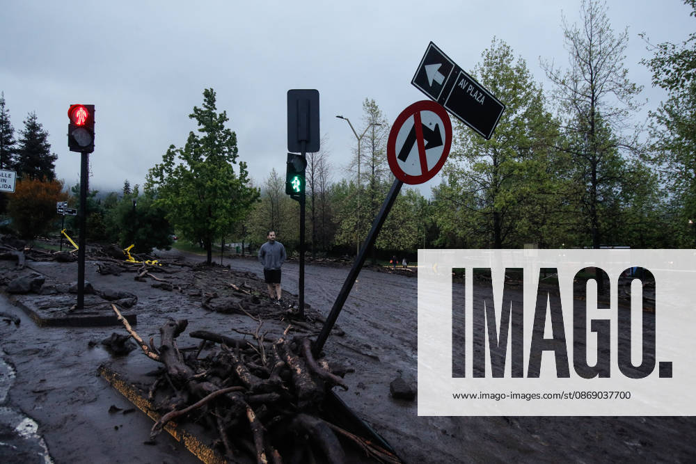 Consequences of a mudslide that affected the area from San Carlos de Apoquindo to Los Dominicos in the Las Condes district, causing widespread damage and sweeping away vehicles and people. Diego Martin Aton, Chile, Aton 1198060 jpeg