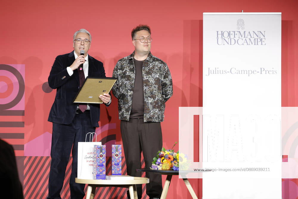 Frankfurt Impressionen 09.10.2026 Auf der 78. Frankfurter Buchmesse 2026 wird der Julius Campe-Preis (99 Flaschen Wein) an Thomas Sachsenmeier (braunes Hemd) verliehen links Tim Jung (verlegerischer Geschäftsführer Hoffmann und Campe) Frankfurt (Main) Hessen Deutschland