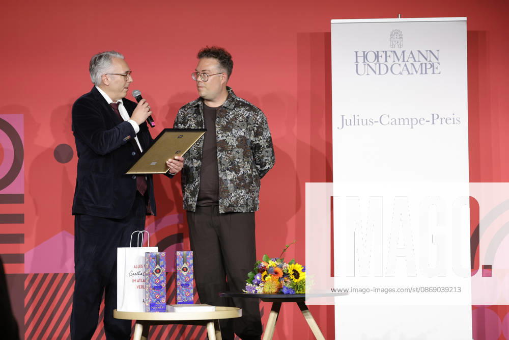 Frankfurt Impressionen 09.10.2026 Auf der 78. Frankfurter Buchmesse 2026 wird der Julius Campe-Preis (99 Flaschen Wein) an Thomas Sachsenmeier (braunes Hemd) verliehen links Tim Jung (verlegerischer Geschäftsführer Hoffmann und Campe) Frankfurt (Main) Hessen Deutschland
