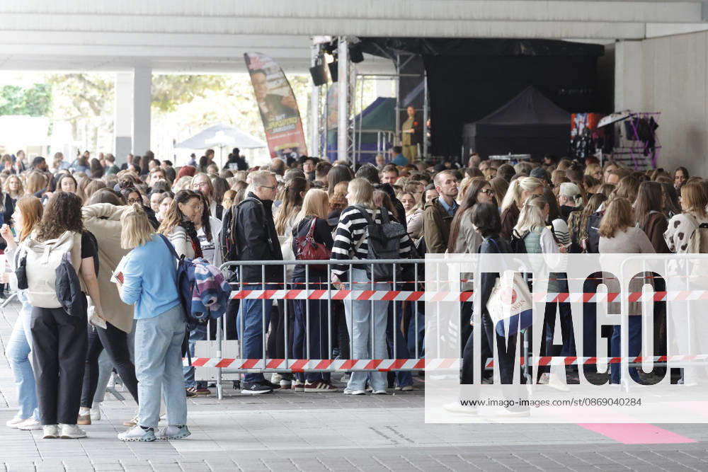 Frankfurt Impressionen 09.10.2026 Die 78. Frankfurter Buchmesse öffnet heute die Tore für alle Besucher - grosser Andrang vor Halle 4 im Wartebereich Frankfurt (Main) Hessen Deutschland
