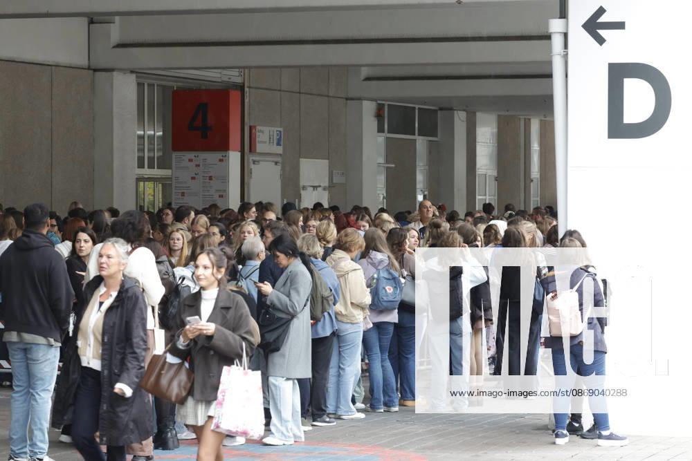 Frankfurt Impressionen 09.10.2026 Die 78. Frankfurter Buchmesse öffnet heute die Tore für alle Besucher - grosser Andrang vor Halle 4 im Wartebereich Frankfurt (Main) Hessen Deutschland