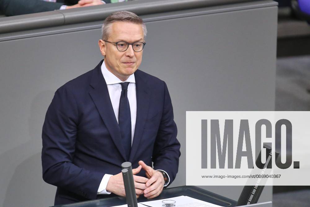 Berlin, Deutschland, 09.10.2026: Deutscher Bundestag: 100. Bundestagssitzung: Bundesminister für Digitales und Staatsmodernisierung Karsten Wildberger (CDU)