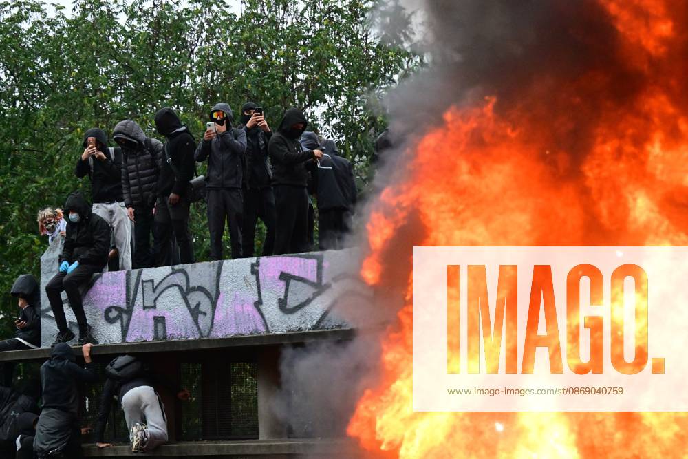 Protesters pictured next to a fire during a national manifestation against the Federal Government s budgetary measures, under the Keep your hands out of our pockets! (Blijf uit onze zakken! - Pas dans nos poches) moniker, organised by the trade unions on Friday 9 October 2026 in Brussels. 4 DIRKxWAEM 189245774