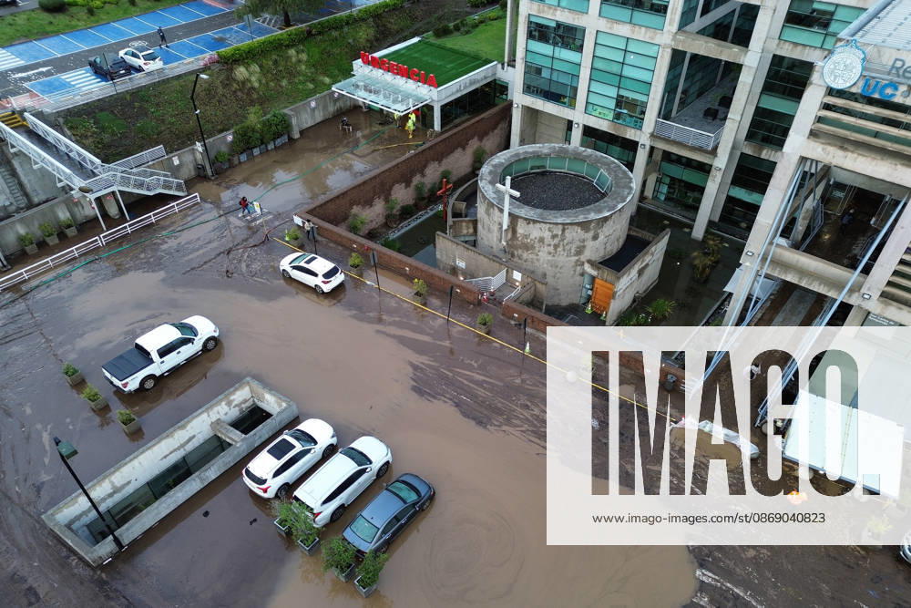 Consequences of a mudslide that affected the area from San Carlos de Apoquindo to Los Dominicos in the Las Condes district, causing widespread damage and sweeping away vehicles and people. Diego Martin Aton, Chile, Aton 1198073 jpeg