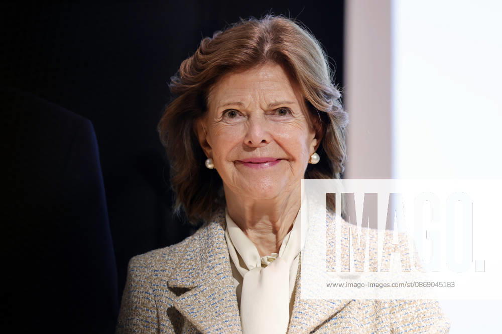 Königin Silvia von Schweden bei ihrem Besuch am Düsseldorfer Luisen-Gymnasium. Die Königin besuchte das Luisen-Gymnasium in Düsseldorf in ihrer Schulzeit - heute befindet sich es in einem Neubau an anderer Stelle. Düsseldorf, 09.10.2026 NRW Deutschland