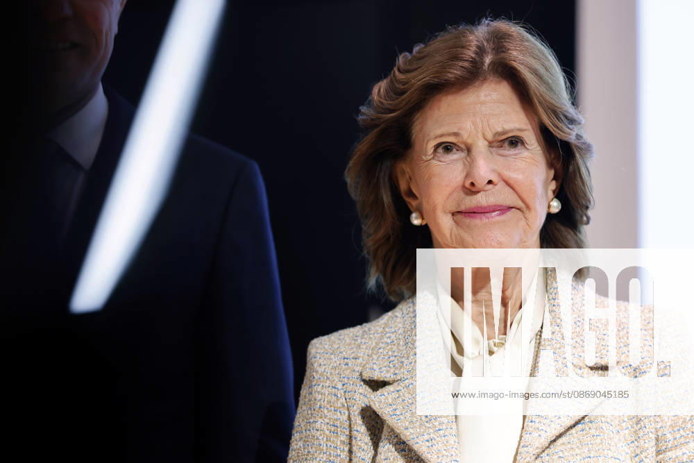 Königin Silvia von Schweden bei ihrem Besuch am Düsseldorfer Luisen-Gymnasium. Die Königin besuchte das Luisen-Gymnasium in Düsseldorf in ihrer Schulzeit - heute befindet sich es in einem Neubau an anderer Stelle. Düsseldorf, 09.10.2026 NRW Deutschland