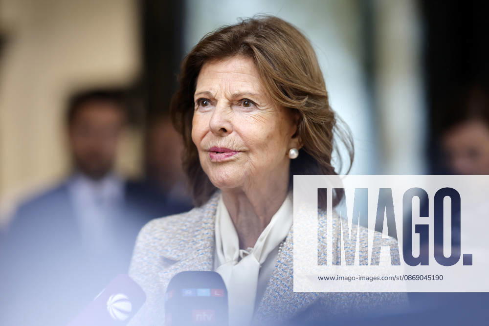 Königin Silvia von Schweden bei ihrem Besuch am Düsseldorfer Luisen-Gymnasium. Die Königin besuchte das Luisen-Gymnasium in Düsseldorf in ihrer Schulzeit - heute befindet sich es in einem Neubau an anderer Stelle. Düsseldorf, 09.10.2026 NRW Deutschland