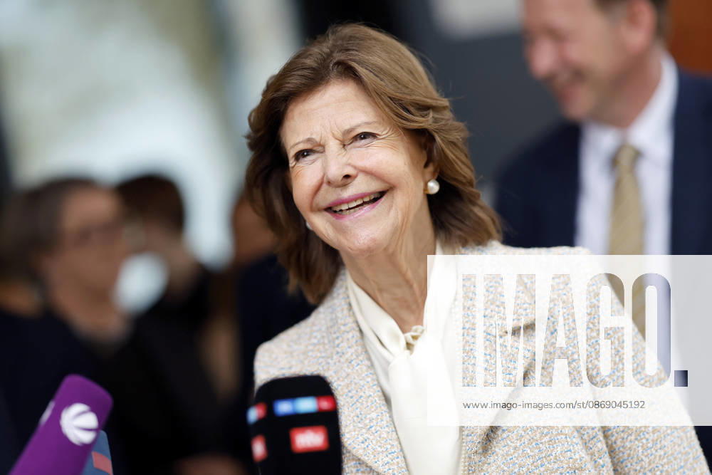 Königin Silvia von Schweden bei ihrem Besuch am Düsseldorfer Luisen-Gymnasium. Die Königin besuchte das Luisen-Gymnasium in Düsseldorf in ihrer Schulzeit - heute befindet sich es in einem Neubau an anderer Stelle. Düsseldorf, 09.10.2026 NRW Deutschland