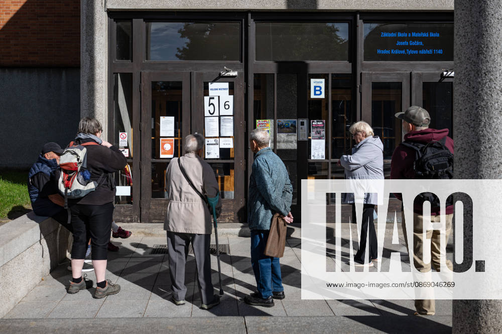 The two-day elections to municipal assemblies started in the Czech Republic together with the first round of the elections to one-third of the Senate, on October 9, 2026. On the photo people are waiting for the start of municipal elections in Hradec Kralove, Czech Republic. (CTKxPhoto DavidxTanecek) CTKPhotoP2026100904668 CTKPhotoP2026100904668