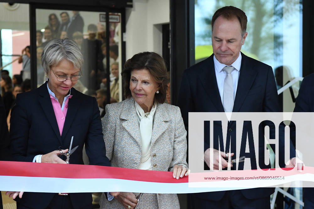 Feierliche Einweihung des neuen Schulgebäudes des Luisen-Gymnasiums am 09.10.2026 in Düsseldorf Dorothee Feller ( Ministerin für Schule und Bildung des Landes NRW ), links - Ihre Majestät Königin Silvia von Schweden, mitte - Dr. Stephan Keller ( Oberbürgermeister Düsseldorf ), rechts
