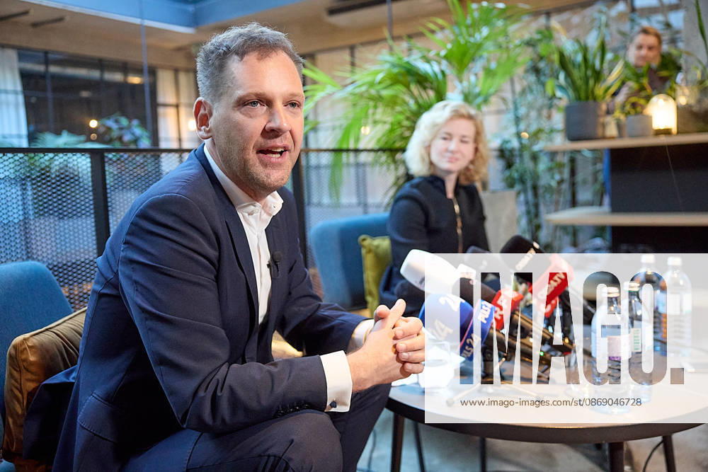 - Wien 09.10.2026 - Nach den gestrigen Entscheidungen um die interimistische Parteiführung der Bundes-SPÖ gab es heute im Hotel Gilbert eine Pressekonferenz der neuen geschäftführenden Dopplspitze der SPÖ die bis Anfang 2027 die Geschäfte leiten wird bis ein neuer SPÖ Bundesparteivorstand gewählt wird. PHOTO: Die Übergangsvorsitzenden der SPÖ, Klubobmann Philip Kucher (L), Frauenchefin Eva-Maria Holzleitner beim Pressegspräch. Vienna (AUSTRIA) - Following yesterday’s decisions regarding the interim leadership of the federal SPÖ, a press conference was held today at the Hotel Gilbert by the SPÖ’s new co-leadership team, which will manage the party’s affairs until early 2027, when a new federal executive committee of the SPÖ is elected.