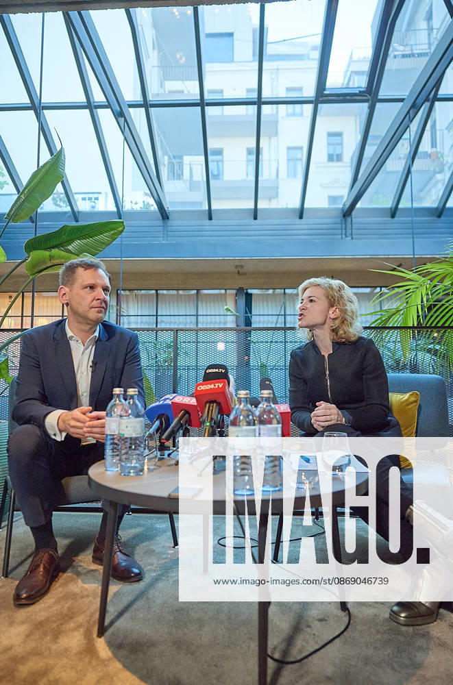 - Wien 09.10.2026 - Nach den gestrigen Entscheidungen um die interimistische Parteiführung der Bundes-SPÖ gab es heute im Hotel Gilbert eine Pressekonferenz der neuen geschäftführenden Dopplspitze der SPÖ die bis Anfang 2027 die Geschäfte leiten wird bis ein neuer SPÖ Bundesparteivorstand gewählt wird. PHOTO: Die Übergangsvorsitzenden der SPÖ, Klubobmann Philip Kucher (L), Frauenchefin Eva-Maria Holzleitner beim Pressegspräch. Vienna (AUSTRIA) - Following yesterday’s decisions regarding the interim leadership of the federal SPÖ, a press conference was held today at the Hotel Gilbert by the SPÖ’s new co-leadership team, which will manage the party’s affairs until early 2027, when a new federal executive committee of the SPÖ is elected.