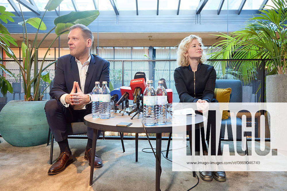 - Wien 09.10.2026 - Nach den gestrigen Entscheidungen um die interimistische Parteiführung der Bundes-SPÖ gab es heute im Hotel Gilbert eine Pressekonferenz der neuen geschäftführenden Dopplspitze der SPÖ die bis Anfang 2027 die Geschäfte leiten wird bis ein neuer SPÖ Bundesparteivorstand gewählt wird. PHOTO: Die Übergangsvorsitzenden der SPÖ, Klubobmann Philip Kucher (L), Frauenchefin Eva-Maria Holzleitner beim Pressegspräch. Vienna (AUSTRIA) - Following yesterday’s decisions regarding the interim leadership of the federal SPÖ, a press conference was held today at the Hotel Gilbert by the SPÖ’s new co-leadership team, which will manage the party’s affairs until early 2027, when a new federal executive committee of the SPÖ is elected.