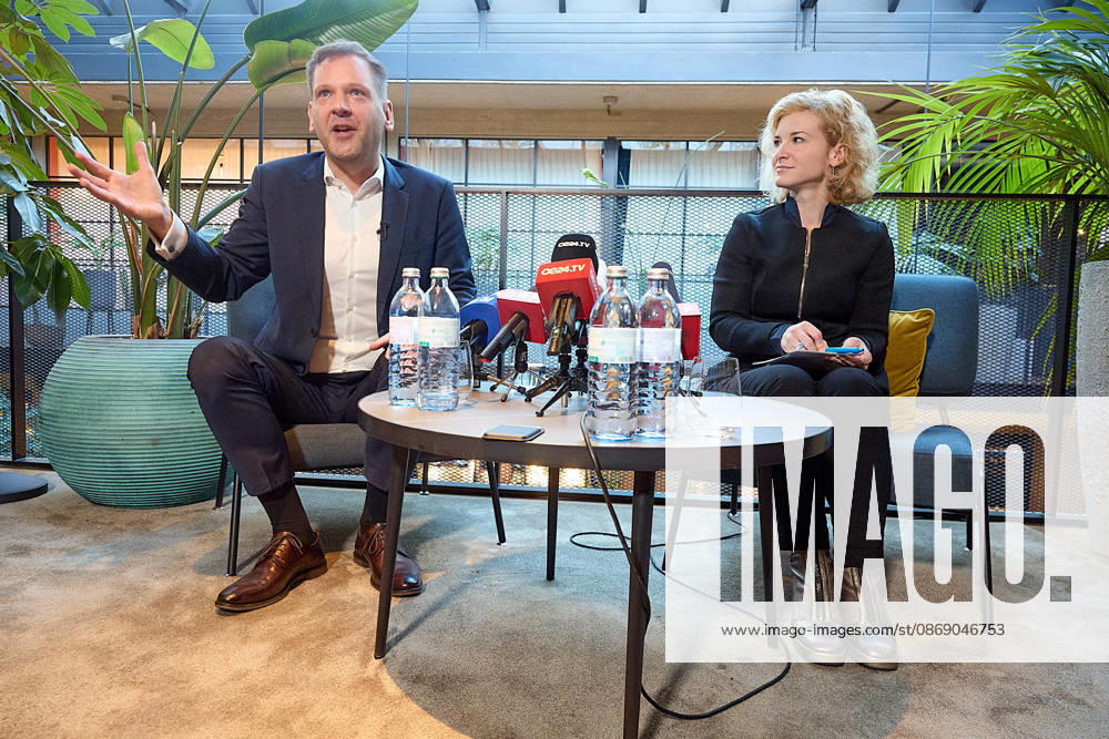 - Wien 09.10.2026 - Nach den gestrigen Entscheidungen um die interimistische Parteiführung der Bundes-SPÖ gab es heute im Hotel Gilbert eine Pressekonferenz der neuen geschäftführenden Dopplspitze der SPÖ die bis Anfang 2027 die Geschäfte leiten wird bis ein neuer SPÖ Bundesparteivorstand gewählt wird. PHOTO: Die Übergangsvorsitzenden der SPÖ, Klubobmann Philip Kucher (L), Frauenchefin Eva-Maria Holzleitner beim Pressegspräch. Vienna (AUSTRIA) - Following yesterday’s decisions regarding the interim leadership of the federal SPÖ, a press conference was held today at the Hotel Gilbert by the SPÖ’s new co-leadership team, which will manage the party’s affairs until early 2027, when a new federal executive committee of the SPÖ is elected.