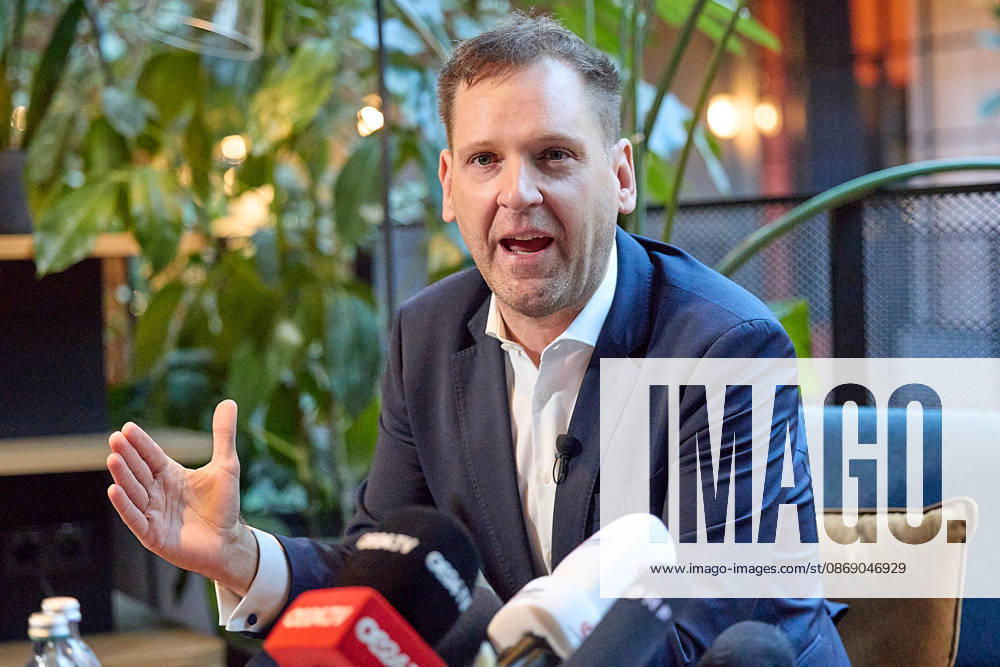 - Wien 09.10.2026 - Nach den gestrigen Entscheidungen um die interimistische Parteiführung der Bundes-SPÖ gab es heute im Hotel Gilbert eine Pressekonferenz der neuen geschäftführenden Dopplspitze der SPÖ die bis Anfang 2027 die Geschäfte leiten wird bis ein neuer SPÖ Bundesparteivorstand gewählt wird. PHOTO: SPÖ, Klubobmann Philip Kucher (L), Frauenchefin Eva-Maria Holzleitner beim Pressegspräch. Vienna (AUSTRIA) - Following yesterday’s decisions regarding the interim leadership of the federal SPÖ, a press conference was held today at the Hotel Gilbert by the SPÖ’s new co-leadership team, which will manage the party’s affairs until early 2027, when a new federal executive committee of the SPÖ is elected. SPÖ,SPO,SPOE, Parteichefs, S