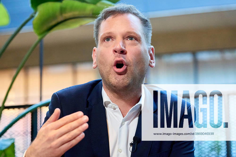 - Wien 09.10.2026 - Nach den gestrigen Entscheidungen um die interimistische Parteiführung der Bundes-SPÖ gab es heute im Hotel Gilbert eine Pressekonferenz der neuen geschäftführenden Dopplspitze der SPÖ die bis Anfang 2027 die Geschäfte leiten wird bis ein neuer SPÖ Bundesparteivorstand gewählt wird. PHOTO: SPÖ, Klubobmann Philip Kucher (L), Frauenchefin Eva-Maria Holzleitner beim Pressegspräch. Vienna (AUSTRIA) - Following yesterday’s decisions regarding the interim leadership of the federal SPÖ, a press conference was held today at the Hotel Gilbert by the SPÖ’s new co-leadership team, which will manage the party’s affairs until early 2027, when a new federal executive committee of the SPÖ is elected. SPÖ,SPO,SPOE, Parteichefs, S