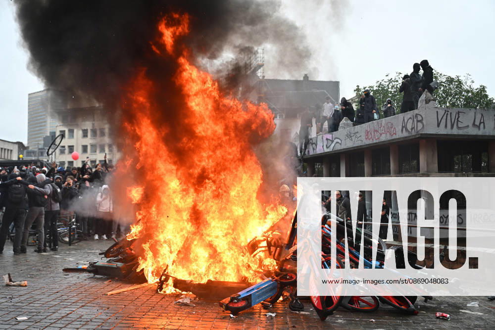 Clashes erupt between police and protesters during anti-government demonstrations in Brussels BRUSSELS, BELGIUM - OCTOBER 09: Clashes break out between police and some protesters during demonstrations against the federal government s economic and social policies in Brussels, Belgium, on October 09, 2026. Dursun Aydemir Anadolu Brussels Hoofdstedelijk Gewest Belçika. Editorial use only. Please get in touch for any other usage.
