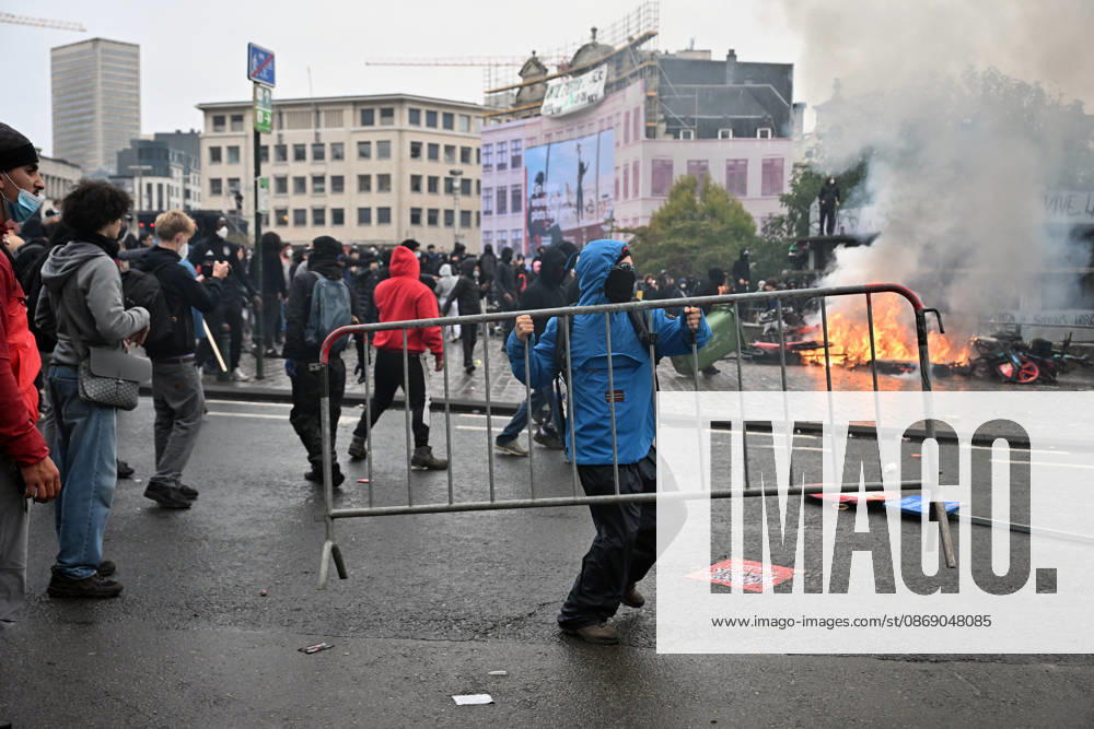 Clashes erupt between police and protesters during anti-government demonstrations in Brussels BRUSSELS, BELGIUM - OCTOBER 09: Clashes break out between police and some protesters during demonstrations against the federal government s economic and social policies in Brussels, Belgium, on October 09, 2026. Dursun Aydemir Anadolu Brussels Hoofdstedelijk Gewest Belcika. Editorial use only. Please get in touch for any other usage.
