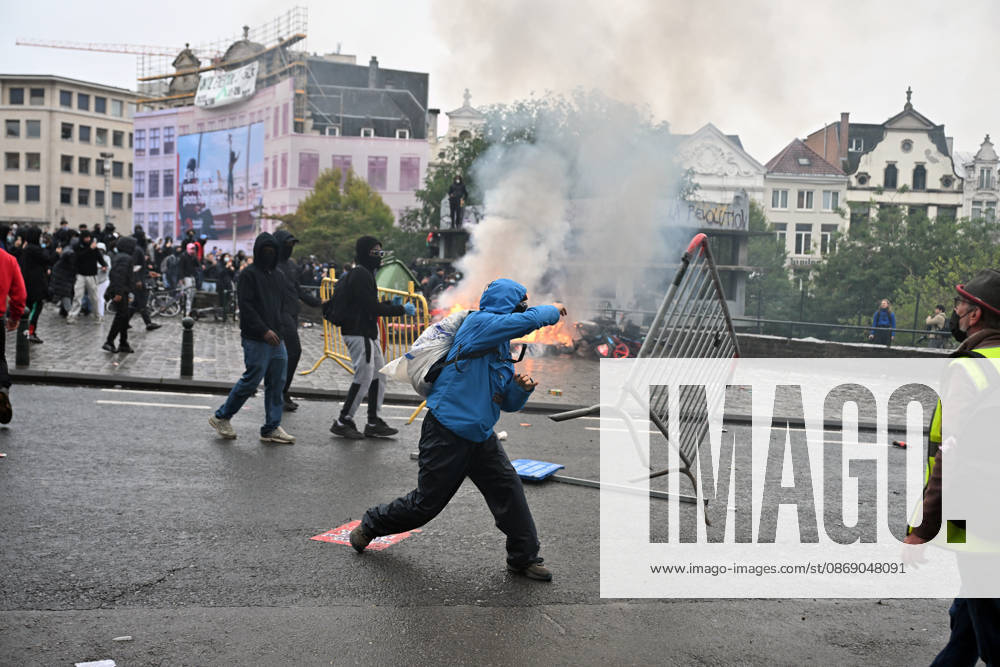 Clashes erupt between police and protesters during anti-government demonstrations in Brussels BRUSSELS, BELGIUM - OCTOBER 09: Clashes break out between police and some protesters during demonstrations against the federal government s economic and social policies in Brussels, Belgium, on October 09, 2026. Dursun Aydemir Anadolu Brussels Hoofdstedelijk Gewest Belçika. Editorial use only. Please get in touch for any other usage.