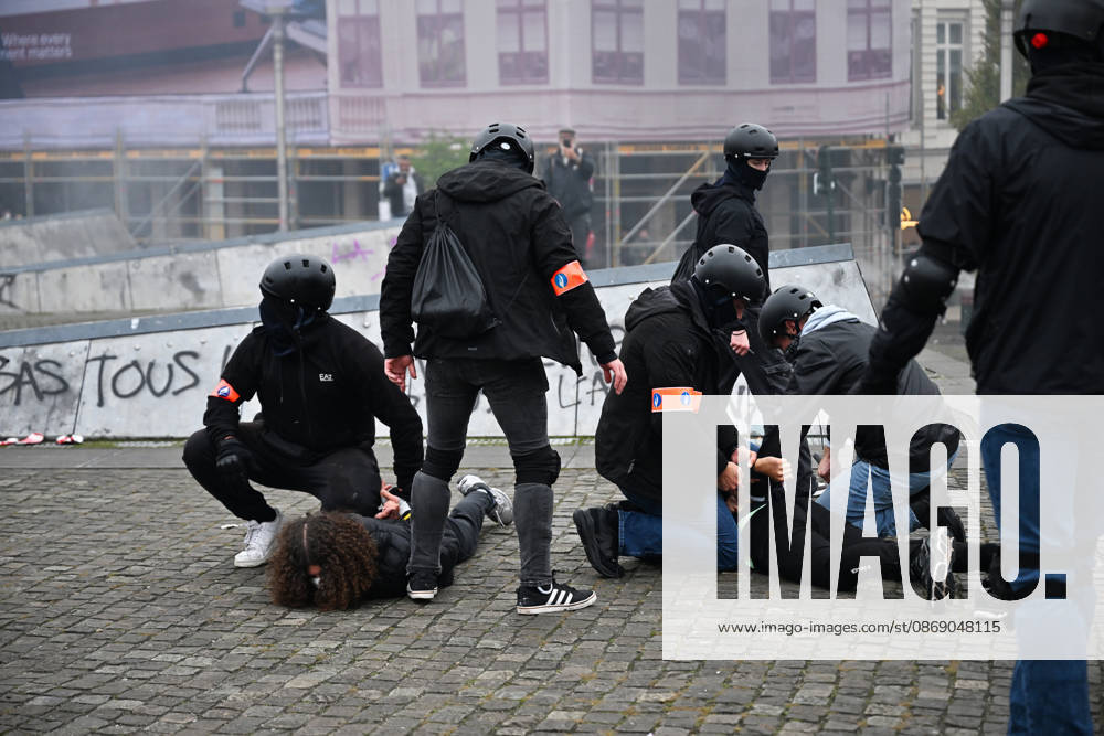 Clashes erupt between police and protesters during anti-government demonstrations in Brussels BRUSSELS, BELGIUM - OCTOBER 09: Clashes break out between police and some protesters during demonstrations against the federal government s economic and social policies in Brussels, Belgium, on October 09, 2026. Dursun Aydemir Anadolu Brussels Hoofdstedelijk Gewest Belçika. Editorial use only. Please get in touch for any other usage.