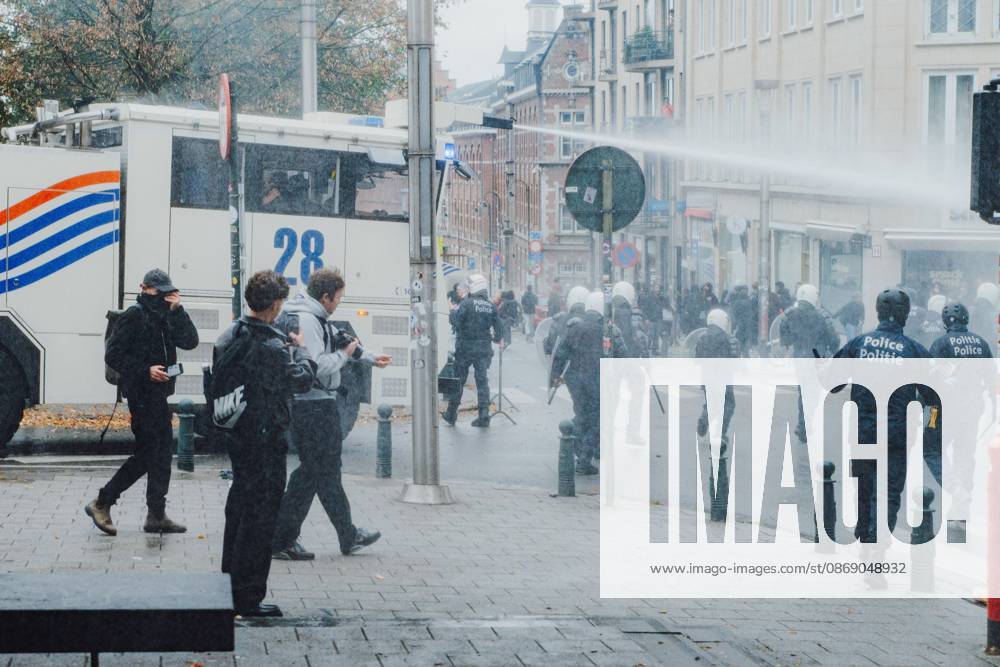 Protestors and riot police face off at a national manifestation against the Federal Government s budgetary measures, under the Keep your hands out of our pockets! (Blijf uit onze zakken! - Pas dans nos poches) moniker, organised by the trade unions on Friday 9 October 2026 in Brussels. EMILExWINDAL 189249787