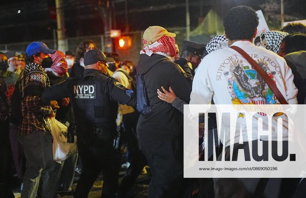 Protesters rally after ICE shooting of New York man in car with child inside NEW YORK, UNITED STATES - OCTOBER 08: Protesters rally after an Immigration and Customs Enforcement (ICE) agent shot a man as he sat in a car with a child inside on October 8, 2026, in New York City, U.S. Selcuk Acar Anadolu New York United States. Editorial use only. Please get in touch for any other usage.