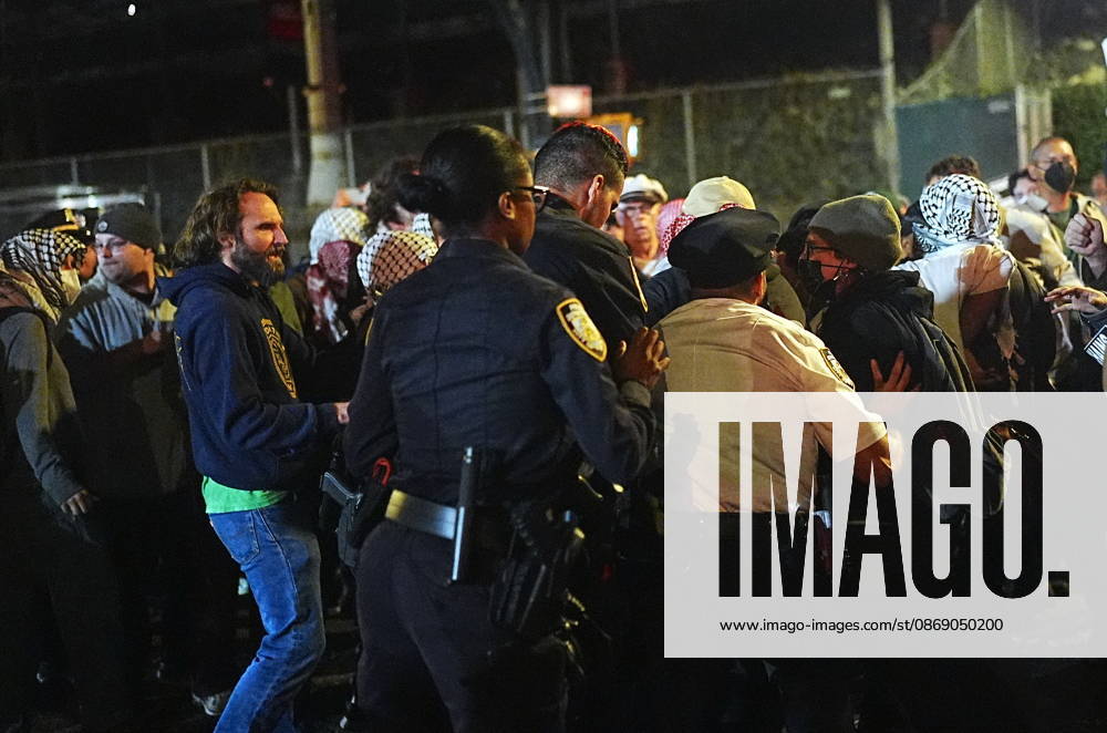 Protesters rally after ICE shooting of New York man in car with child inside NEW YORK, UNITED STATES - OCTOBER 08: Protesters rally after an Immigration and Customs Enforcement (ICE) agent shot a man as he sat in a car with a child inside on October 8, 2026, in New York City, U.S. Selcuk Acar Anadolu New York United States. Editorial use only. Please get in touch for any other usage.