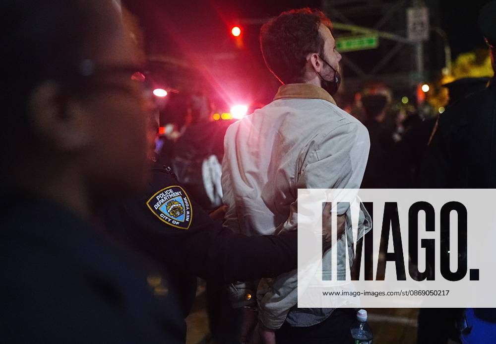Protesters rally after ICE shooting of New York man in car with child inside NEW YORK, UNITED STATES - OCTOBER 08: Protesters rally after an Immigration and Customs Enforcement (ICE) agent shot a man as he sat in a car with a child inside on October 8, 2026, in New York City, U.S. Selcuk Acar Anadolu New York United States. Editorial use only. Please get in touch for any other usage.