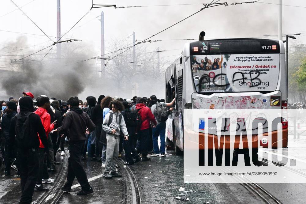 Protesters destroy a bus during a national manifestation against the Federal Government s budgetary measures, under the Keep your hands out of our pockets! (Blijf uit onze zakken! - Pas dans nos poches) moniker, organised by the trade unions on Friday 9 October 2026 in Brussels. DIRKxWAEM 189251193