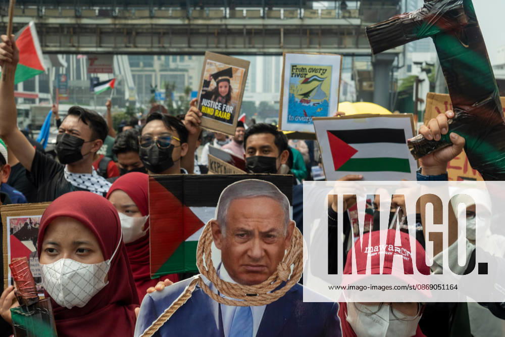Protesters hold up mockup of depicting Israeli Prime Minister Benjamin Netanyahu and placard during Global Day of Action : March for Palestine in Kuala Lumpur, Malaysia. Kuala Lumpur Malaysia - ZUMAr146 20261009_zap_r146_001