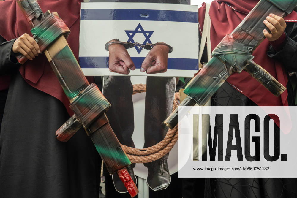 Protesters hold up mockup of depicting Israeli Prime Minister Benjamin Netanyahu alongside mock cardboard weapons and placard during Global Day of Action : March for Palestine in Kuala Lumpur, Malaysia. Kuala Lumpur Malaysia - ZUMAr146 20261009_zap_r146_002