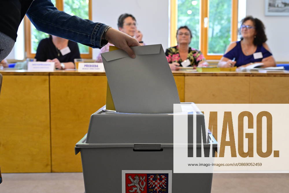 The two-day elections to municipal assemblies started in the Czech Republic together with the first round of the elections to one-third of the Senate, on October 9, 2026. On the photo is seen a polling station in Velatice, South Moravian Region, Czech Republic. (CTKxPhoto VaclavxSalek) CTKPhotoP2026100905432 CTKPhotoP2026100905432