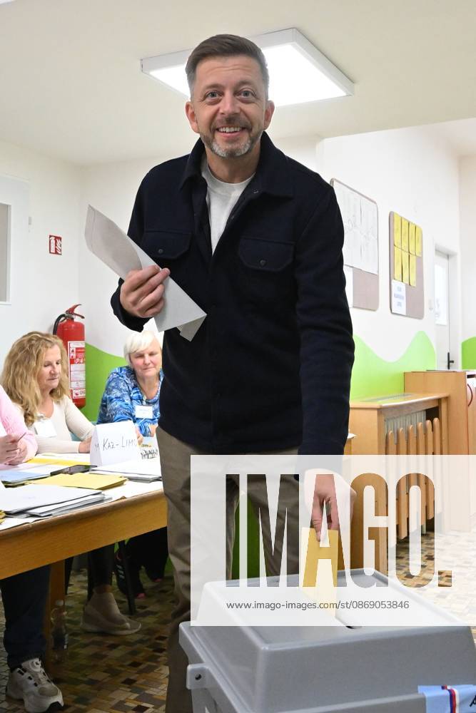 The two-day elections to municipal assemblies started in the Czech Republic together with the first round of the elections to one-third of the Senate, on October 9, 2026. On the photo Vit Rakusan, chairman of the STAN movement, will cast his vote in the municipal and Senate elections in Kolin. (CTKxPhoto JosefxVostarek) CTKPhotoP2026100905587 CTKPhotoP2026100905587