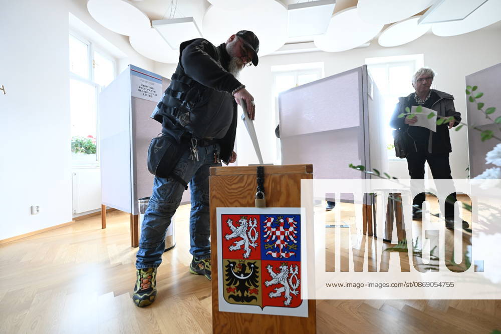 The two-day elections to municipal assemblies started in the Czech Republic together with the first round of the elections to one-third of the Senate, on October 9, 2026. On the photo polling place for municipal elections in Pruhonice. (CTKxPhoto KaterinaxSulova) CTKPhotoP2026100904766 CTKPhotoP2026100904766
