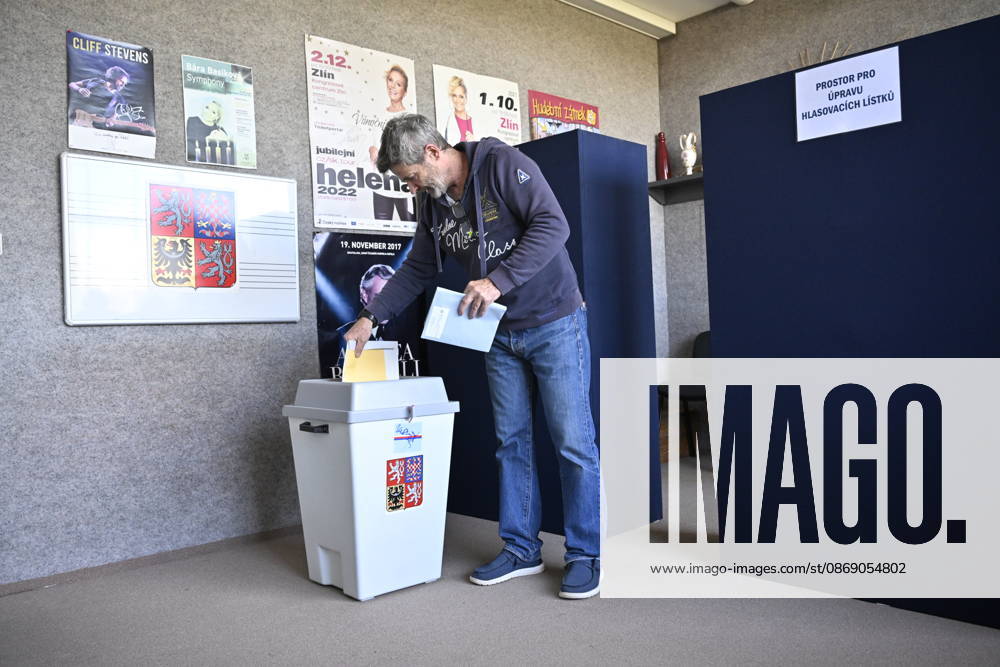 The two-day elections to municipal assemblies started in the Czech Republic together with the first round of the elections to one-third of the Senate, on October 9, 2026. On the photo polling place in Zlin. (CTKxPhoto DaliborxGluck) CTKPhotoP2026100904909 CTKPhotoP2026100904909