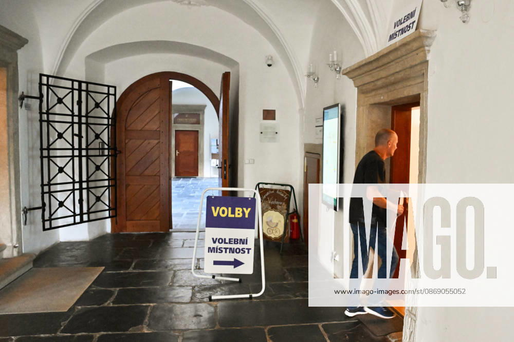 The two-day elections to municipal assemblies started in the Czech Republic together with the first round of the elections to one-third of the Senate, on October 9, 2026. On the photo polling place for municipal elections in Stara Ves nad Ondrejnici. (CTKxPhoto JaroslavxOzana) CTKPhotoP2026100905664 CTKPhotoP2026100905664