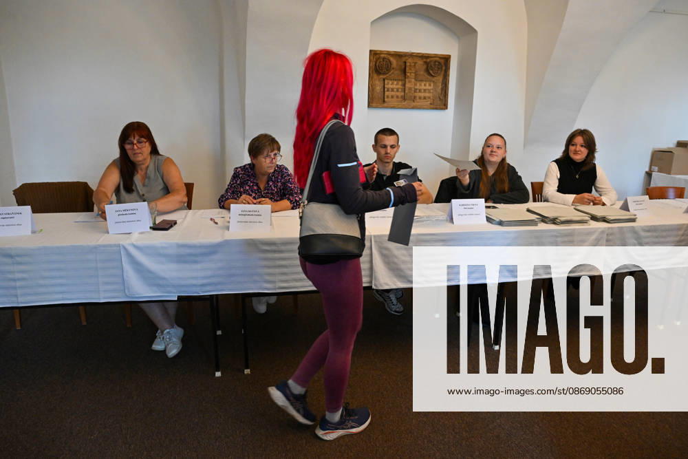 The two-day elections to municipal assemblies started in the Czech Republic together with the first round of the elections to one-third of the Senate, on October 9, 2026. On the photo polling place for municipal elections in Stara Ves nad Ondrejnici. (CTKxPhoto JaroslavxOzana) CTKPhotoP2026100905725 CTKPhotoP2026100905725