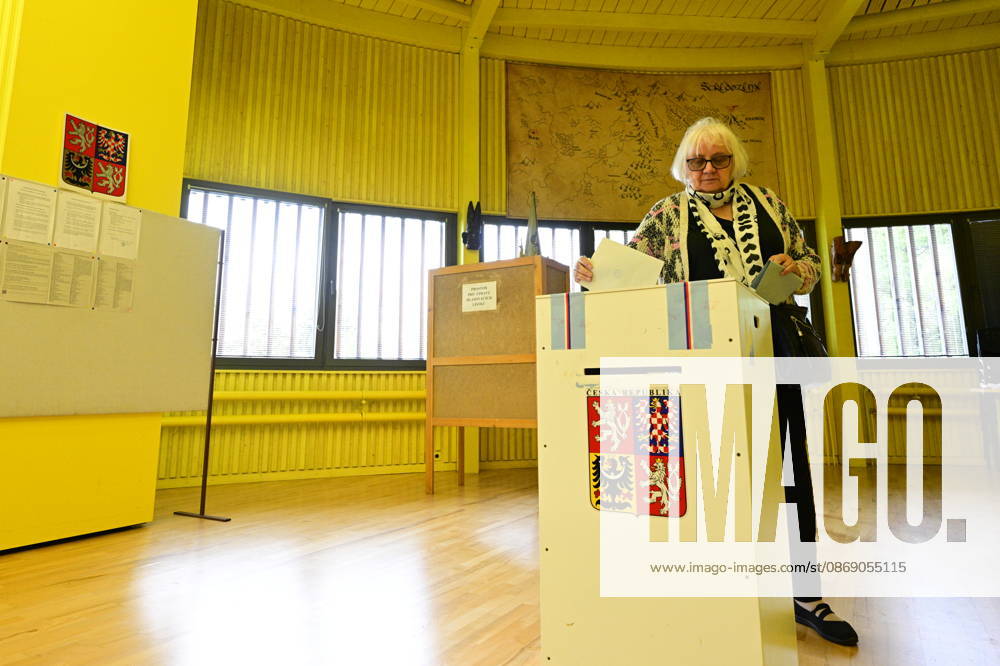 The two-day elections to municipal assemblies started in the Czech Republic together with the first round of the elections to one-third of the Senate, on October 9, 2026. On the photo polling place for municipal elections in Libeznice. (CTKxPhoto VitxSimanek) CTKPhotoP2026100905509 CTKPhotoP2026100905509